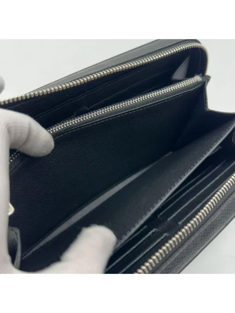 Louis Vuitton Zippy XL Taiga Black Round Wallet
